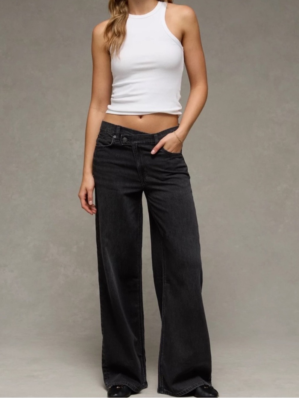 American Eagle Dreamy Drape Strigid Low-Rise Ultra Wide-Leg Jean Black 4 Short